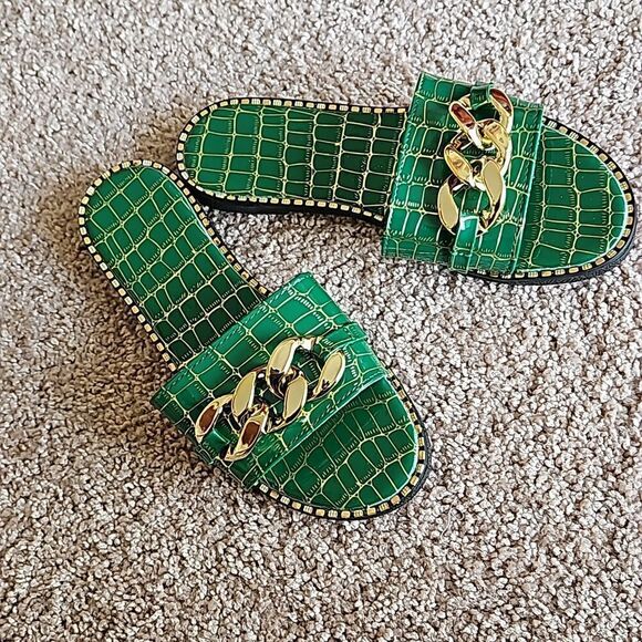 NWOT Emerald green flat outdoor slippers with gold metal chain - Picture 5 of 7